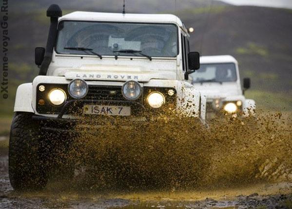 Внедорожник Land Rover Defenders в автотуре по Исландии