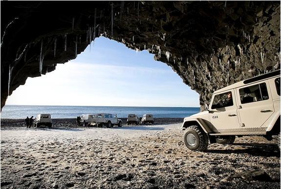 Land Rover Defenders на берегу Атлантического океана