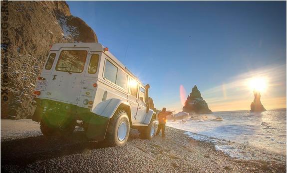 Внедорожник Land Rover Defenders и неземные виды Исландии