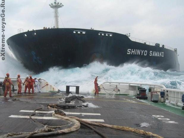 Shinyo Sawako через пару секунд столкнется с судном, на котором находится фотограф.