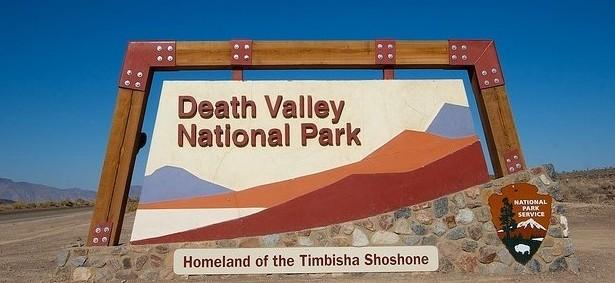 Национальный парк США  - баннер "Долина Смерти" на въезде