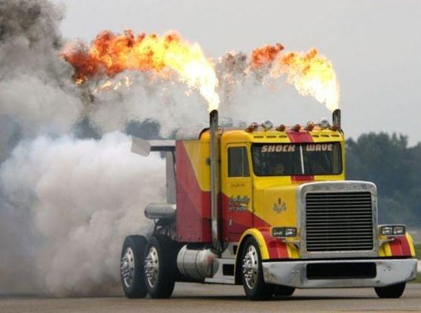 Шоу с участием самого быстрого грузовика в мире Peterbilt Semi