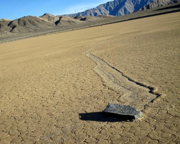Разгадана вековая тайна движущихся камней Долины Смерти в США