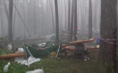 Последствия урагана в лесном палаточном лагере