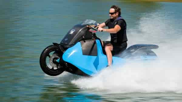 Gibbs Biski: мотоцикл-амфибия на воде