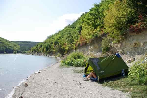 Не располагайте палатку на подтопляемых участках берега