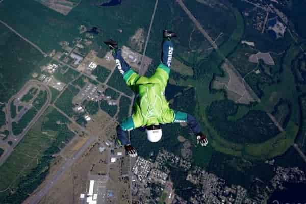 Люк Айкинс: прыжок без парашюта с высоты 7,6 км