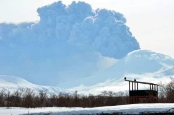 Камчатский вулкан Камбальный угрожает туристам и экстремалам