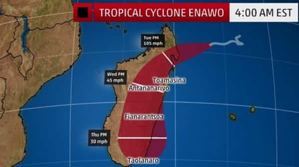 Тропический циклон Энаво бушует на Мадагаскаре: видео