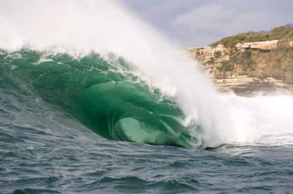 Назаре и другие самые большие волны в мире (видео)