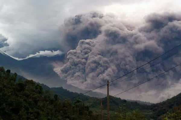 Извержение вулкана Фуэго: оранжевый уровень угрозы (видео)